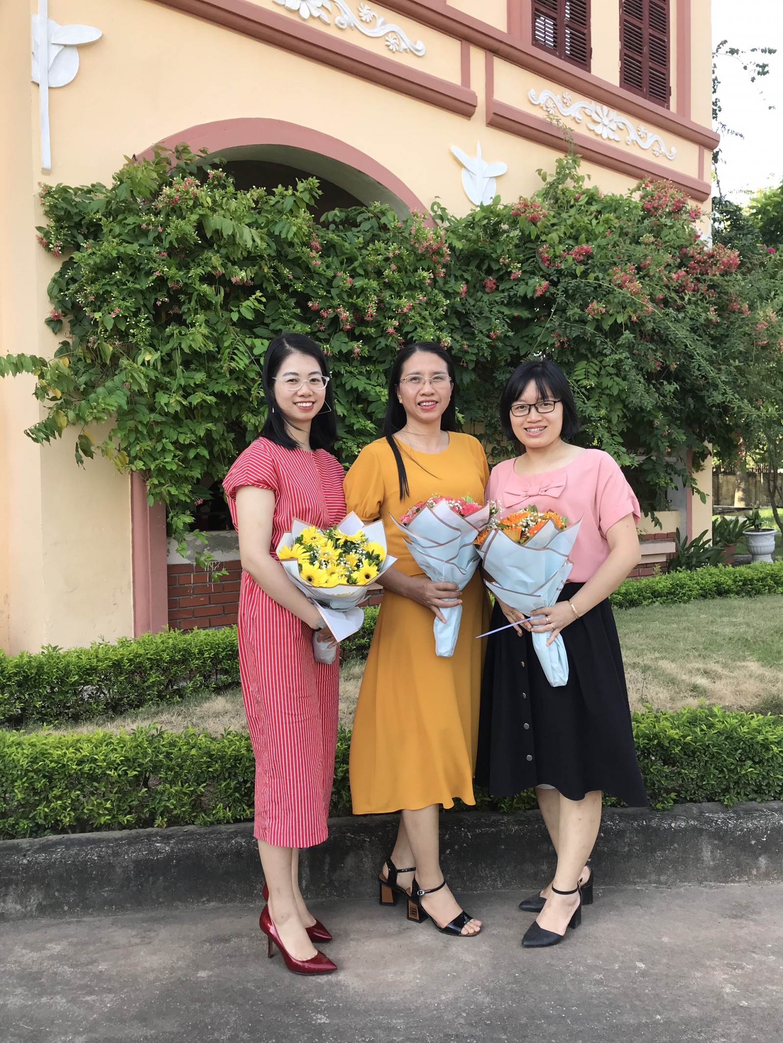Các cô giáo hân hoan chụp ảnh lưu niệm